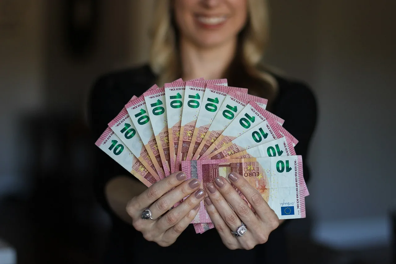 KO ĆE POGRIJEŠITI, A KO DOBITI NAGRADU? Novčani horoskop za avgust