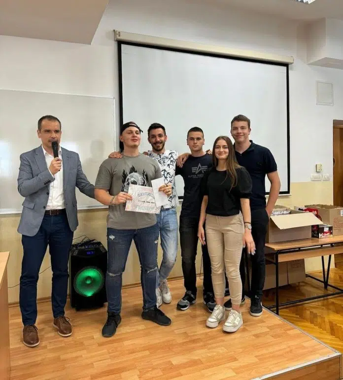 FOTO: Uspjeh srednjoškolaca iz Neuma na Ekonomskom fakultetu Univerziteta u 1713345613 Foto Uspjeh Srednjoskolaca Iz Neuma Na Ekonomskom Fakultetu Univerziteta U