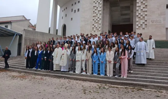 SAKRAMENT POTVRDE PRIMILO 133 KRIZMANIKA U POSUŠJU 1713618122 Sakrament Potvrde Primilo 133 Krizmanika U Posusju
