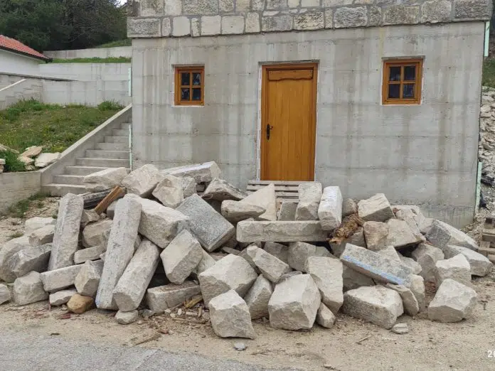 1713821821 Kamen Od Rusevina Kuca Kao Poklon Za Zavrsetak Spomen Doma