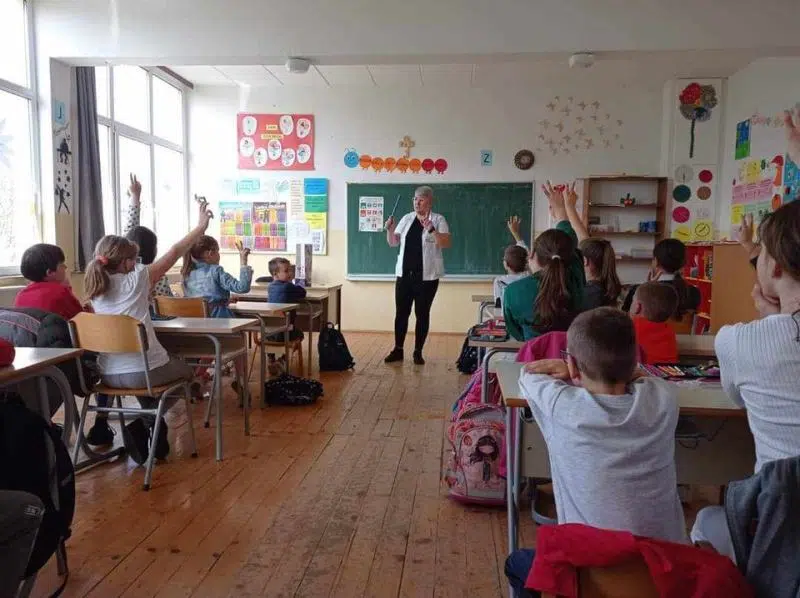 FOTO: Učenicima Osnovne škole Stjepana Radića Prisoje održano edukativno predavanje o pružanju prve pomoći i oralnoj higijeni i zdravlju učenika.