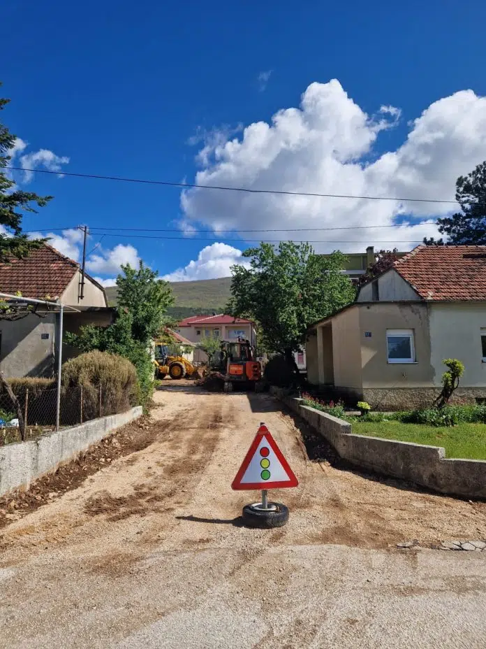 1714142861 U Tijeku Radovi Na Uredenju Platoa I Ulice Kraljice Jelene