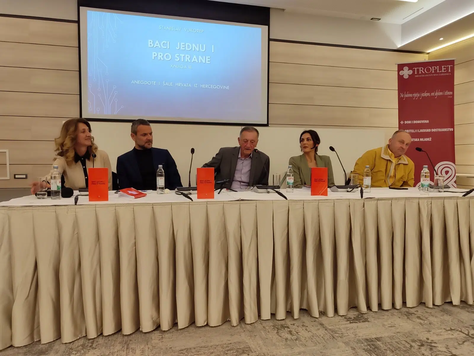 FOTO | Održana promocija knjige “Baci jednu i pro strane” autora Stanislava Vukorepa