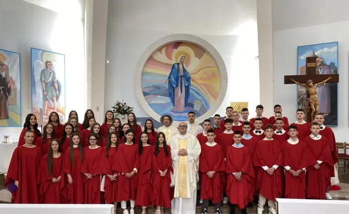 FOTO | Don Nikola Menalo krizmao 42 krizmanika u Neumu Don Nikola Menalo Krizmao 42 Krizmanika U Neumu