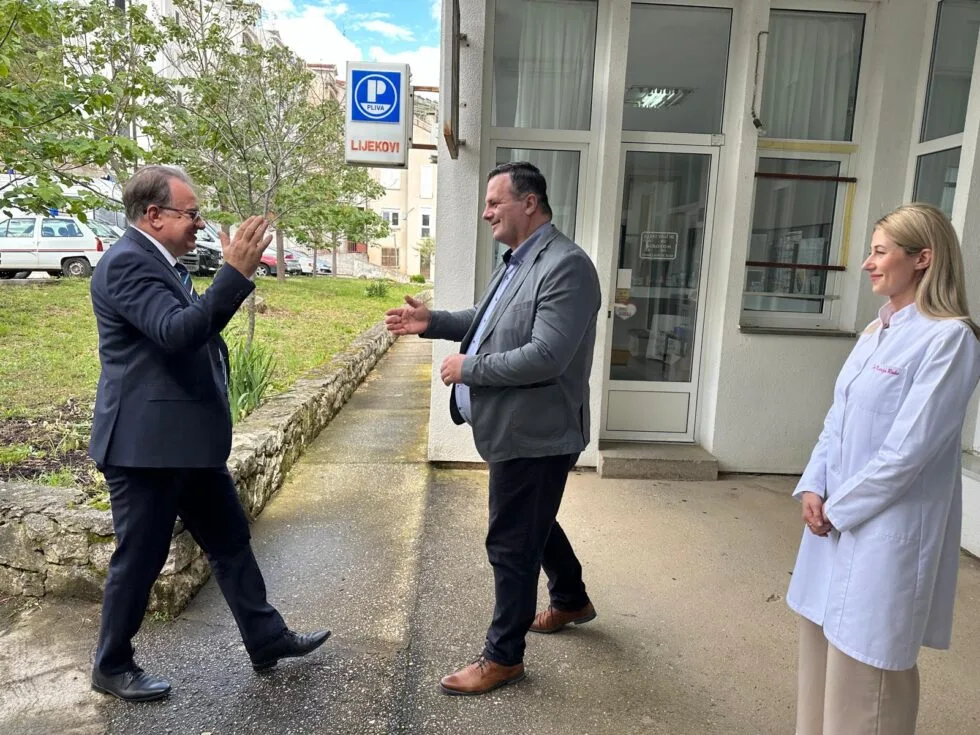 Načelnik Jurković i premijer Federacije BiH Nikšić zajedno posjetili Dom zdravlja, ugostio ih načelnik.