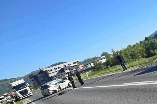 Težak udes: Automobil nasred ulice, otpao mu točak, obustavljen promet |