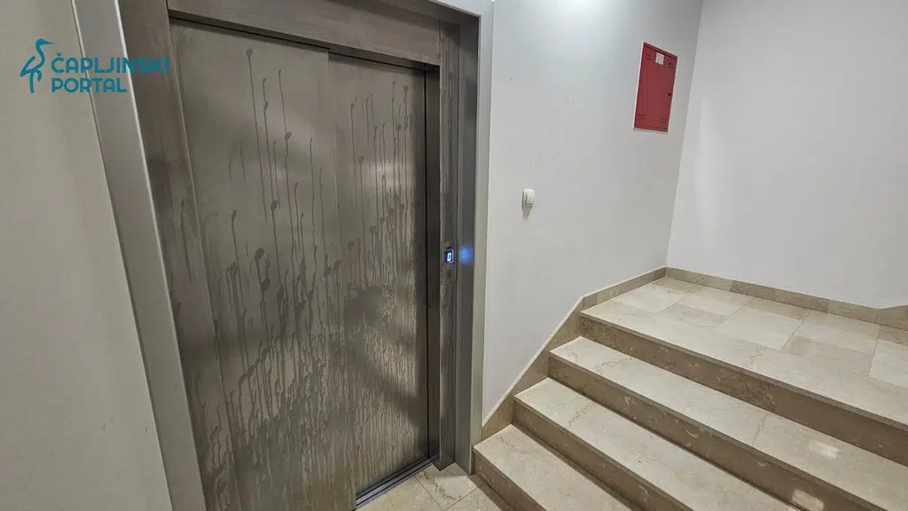 FOTO | Snimljeni kamerama: Uništavali zidove i lift bojom i limenkama; stanari prijavili policiji