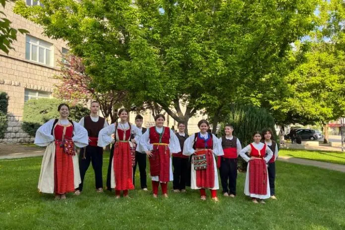 U prepunoj kinodvorani održana dječja smotra folklora “Na Petrovu ognjištu” 1714902660 U Prepunoj Kinodvorani Odrzana Djecja Smotra Folklora Na Petrovu Ognjistu