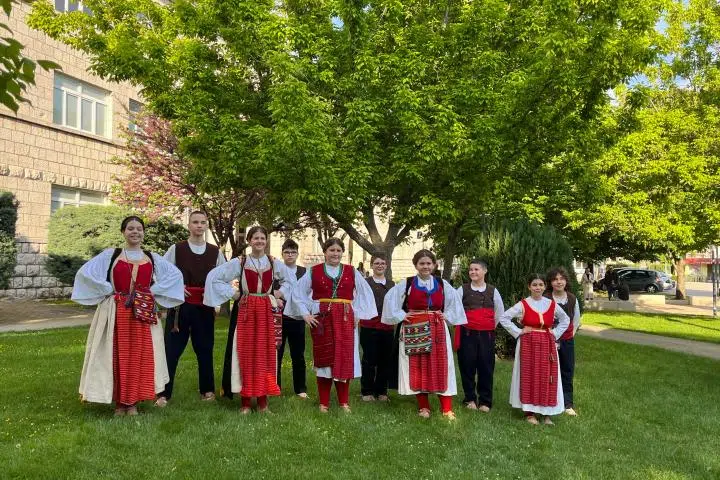 U prepunoj kinodvorani održana dječja smotra folklora “Na Petrovu ognjištu”