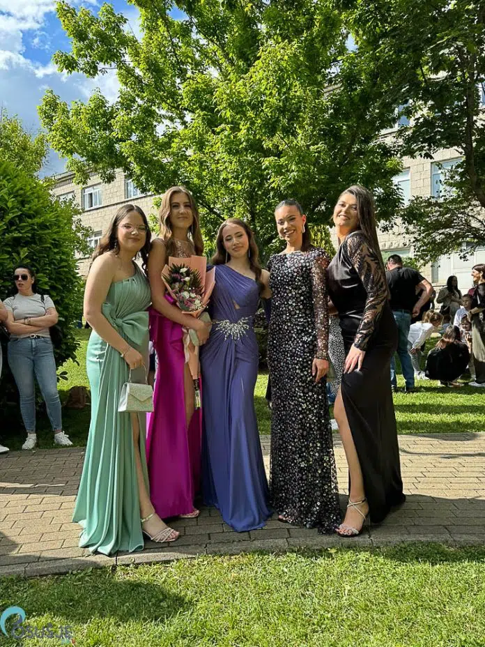 Maturantice i maturanti zablistali u sjajnim odjevnim kombinacijama na fotografijama 1716393696 Maturantice I Maturanti Zablistali U Sjajnim Odjevnim Kombinacijama Na Fotografijama