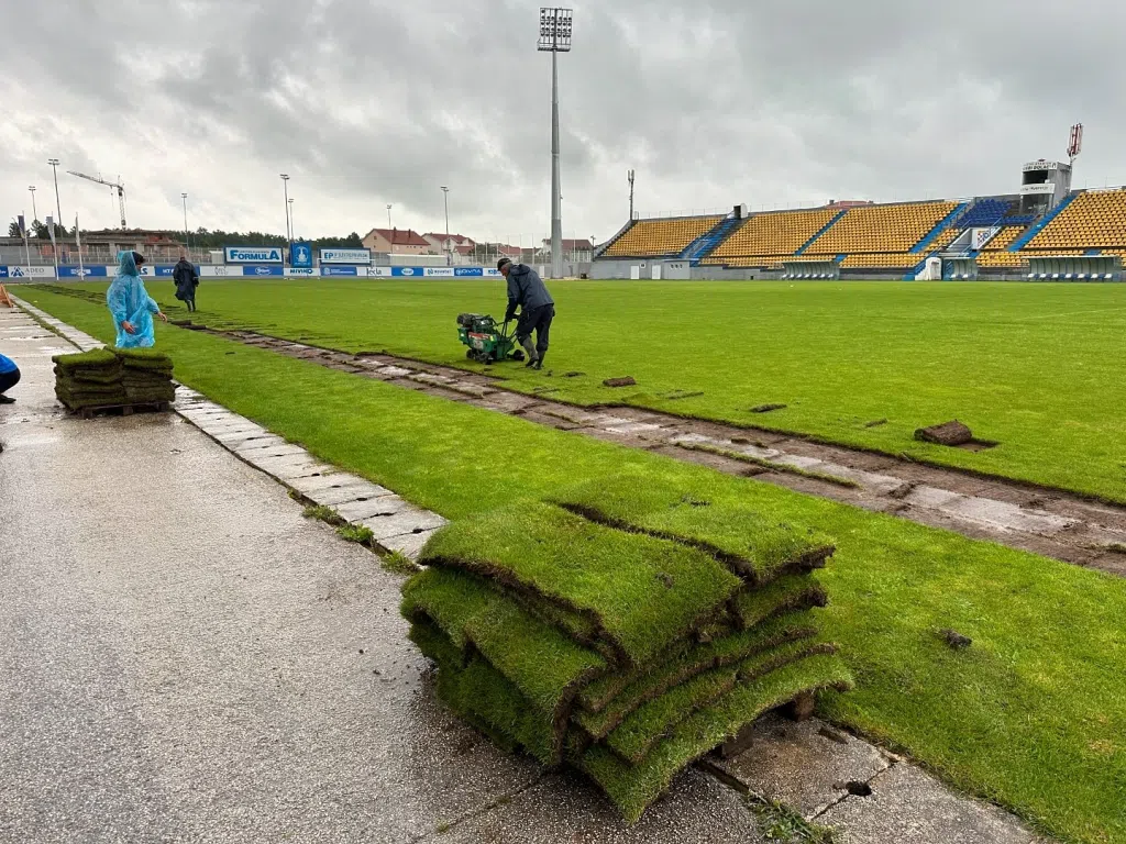 Počeli radovi na premještanju travnjaka na stadionu Mokri Dolac!
