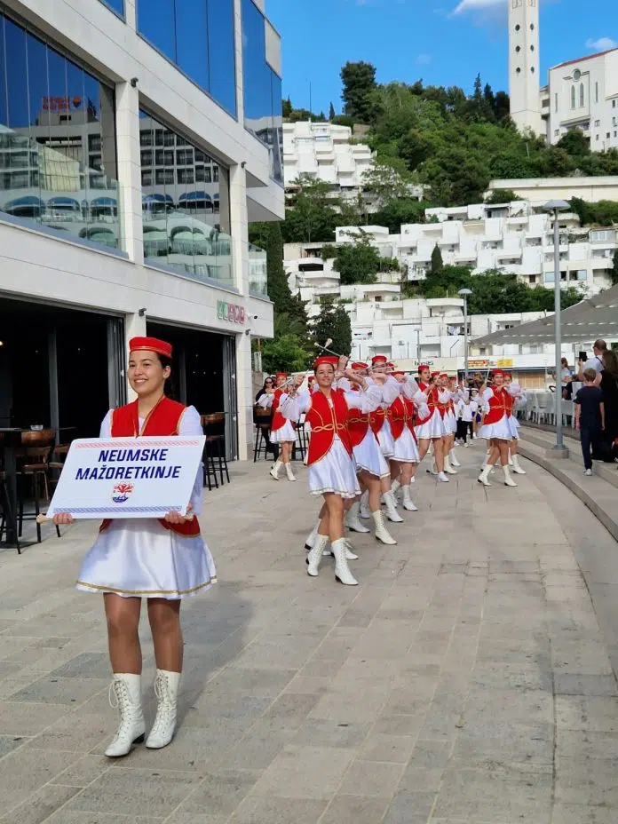 Neumske Mazoretkinje Pozdravile Neumljane I Goste Svecanim Defileom