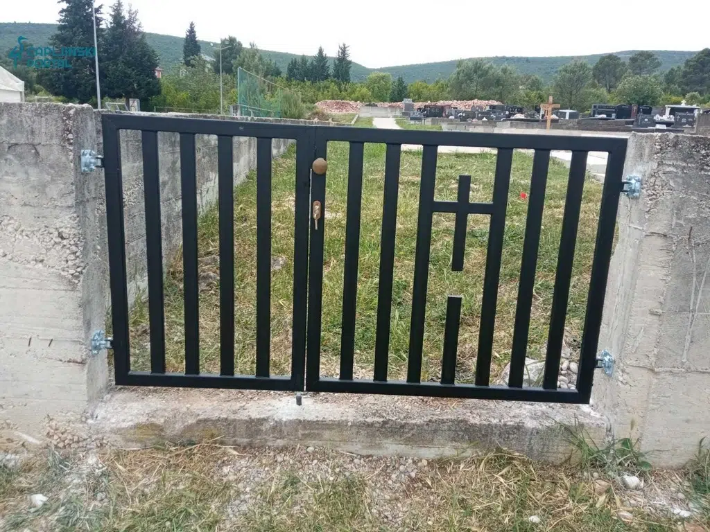 FOTO | Obnova groblja: U Grabovinama postavljene sporedne kapije i uređene zelene površine