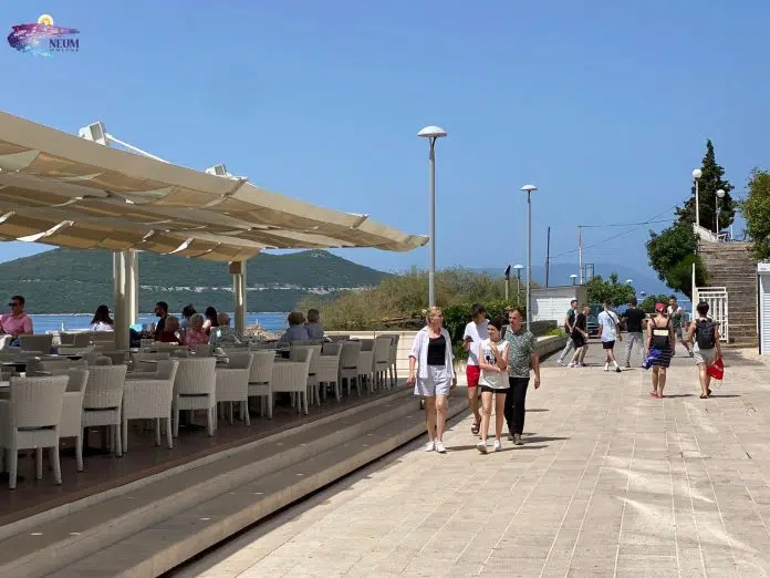 Turisti Iskoristili Toplo Vrijeme Za Kupanje I Uzivanje