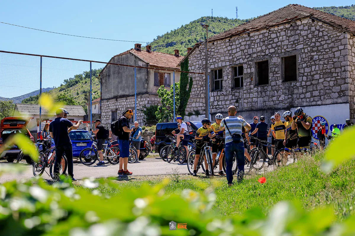 FOTO | Više od 100 biciklista vozilo Ćiro biciklijadu u spomen na Nikšu Vuletića