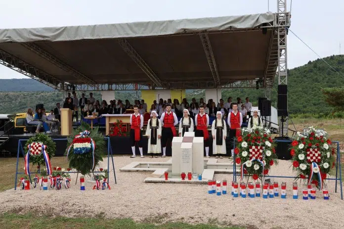 Fotografija Komemoracija I Misa Na Radimlji Prikazana Maketa Mauzoleja
