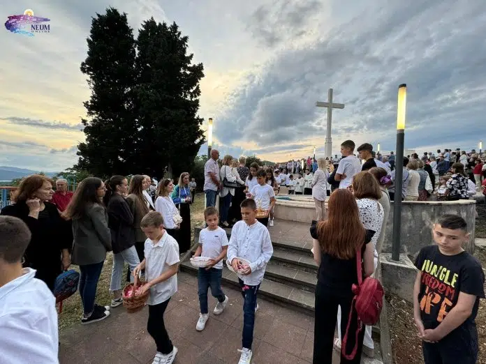 Fotografija Prvopricesnici Iz Neuma Predvodili Procesiju Na Tijelovo