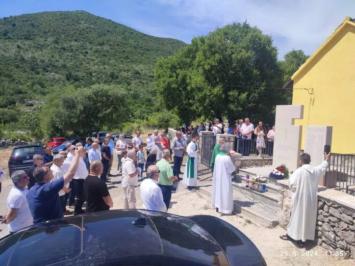 Fotografija Blagoslov Spomenika I Kriza U Glumini