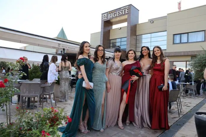 Maturalna Vecer 68 Generacije Srednje Skole Rudera Boskovica