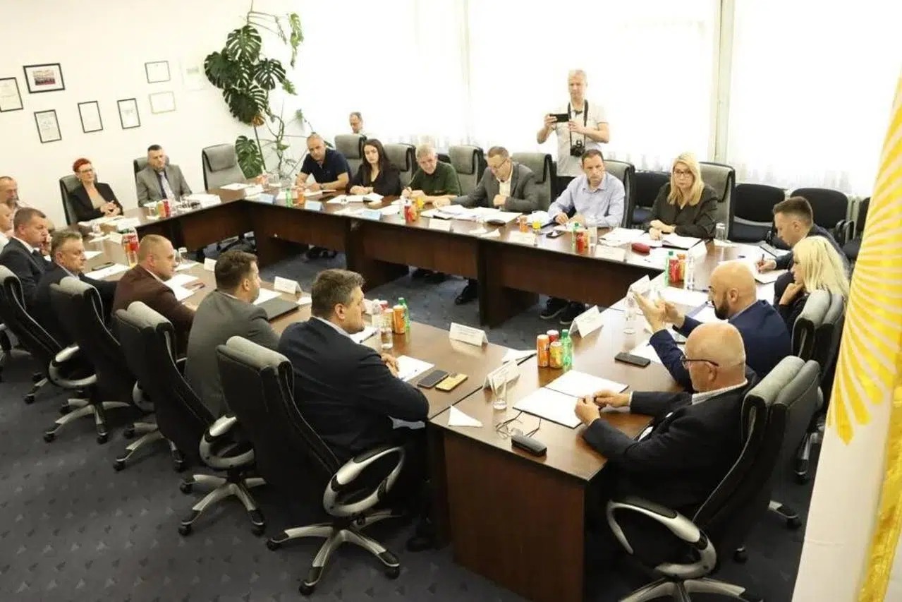 Ministar Isak moraće odgovoriti županijama zbog pokušaja nametanja neustavnih federalnih obilježja.