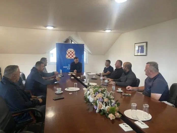 Ministar Peric Se Sastao S Uzgajivacima Krava Teladi