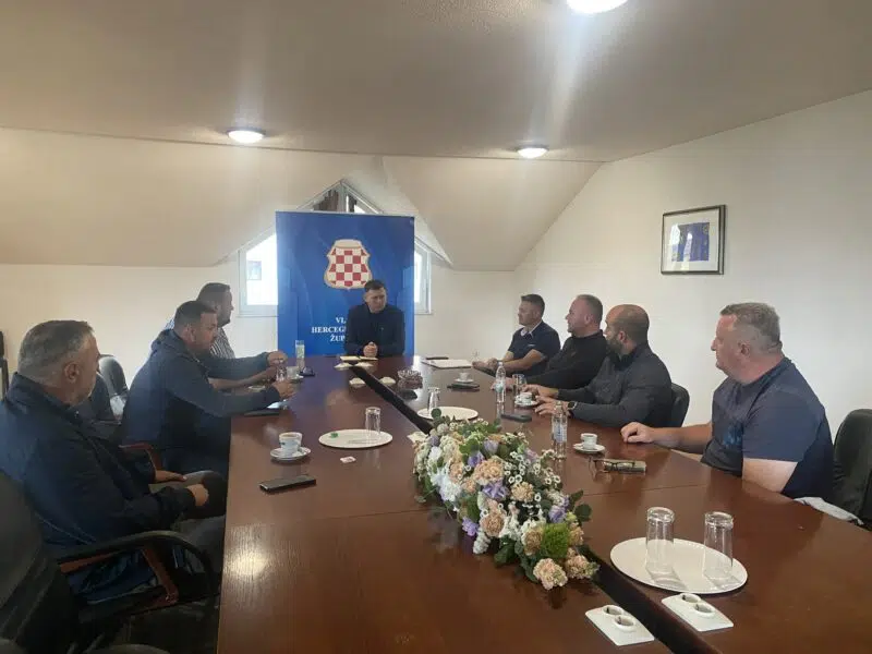 Ministar Perić se sastao s uzgajivačima krava – teladi