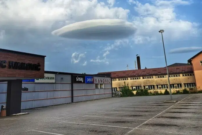 Nlo Ili Altokumulus Lentikularis Iznad Livna.webp