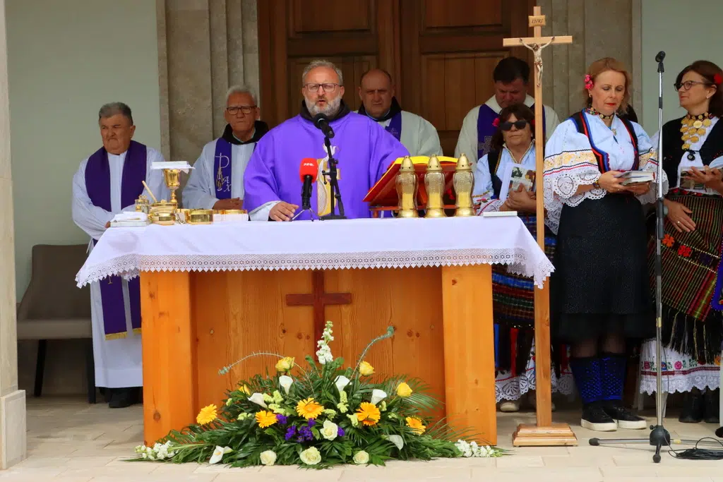 Na svetu misu na “Groblje mira” hodočastili i Duvnjaci