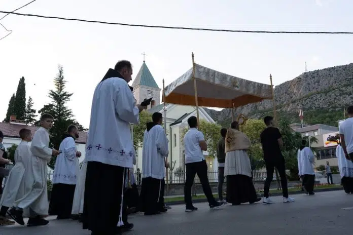 Procesija od crkve sv. Ante do crkve sv. Kate u Procesija Od Crkve Sv Ante Do Crkve Sv Kate U