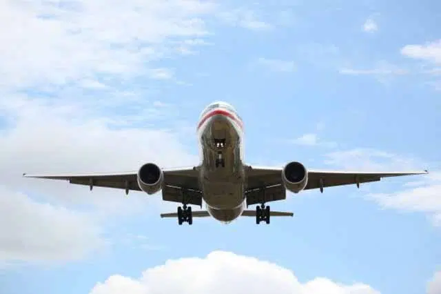 Putnik Pokusao Provaliti U Pilotsku Kabinu Dok Je Avion Letio