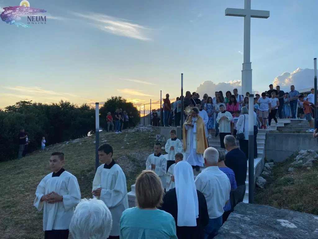 Sutra je Tijelovo, svečanost Presvetog Tijela i Krvi Kristove.