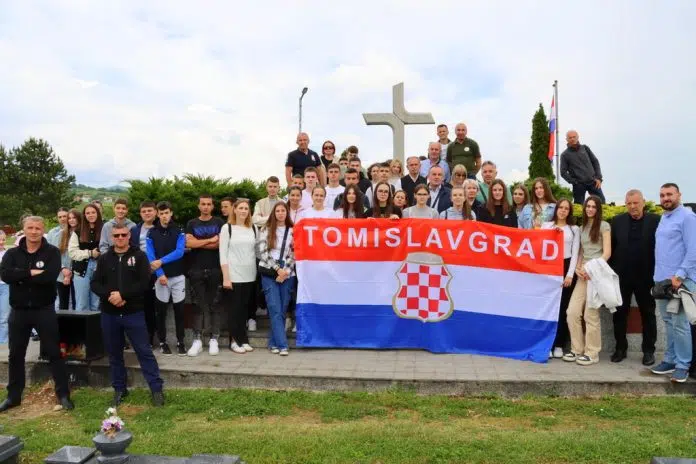 Ucenici Iz Tomislavgrada Posjetili Mjesta Hrvatskih Stradanja U Sredisnjoj Bosni
