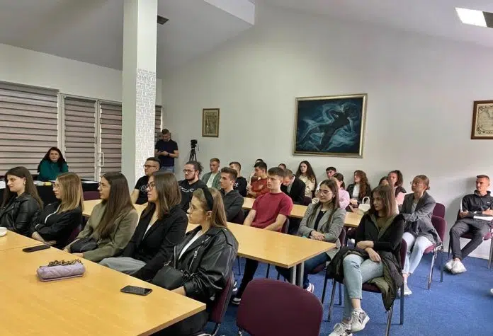 Učenici/ce srednje škole u Livnu uče o gradnji mira i Ucenicice Srednje Skole U Livnu Uce O Gradnji Mira I