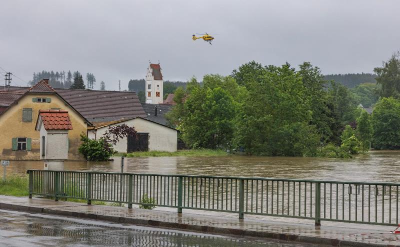 FOTO/Kaotična situacija u Njemačkoj: Poplave uzrokovane olujnim vremenom, evakuacija ljudi helikopterima!