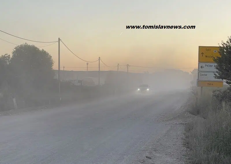 FOTO/VIDEO: Večeras prašina se širi oko Tomislavgrada, a zahvata i grad i polje?!