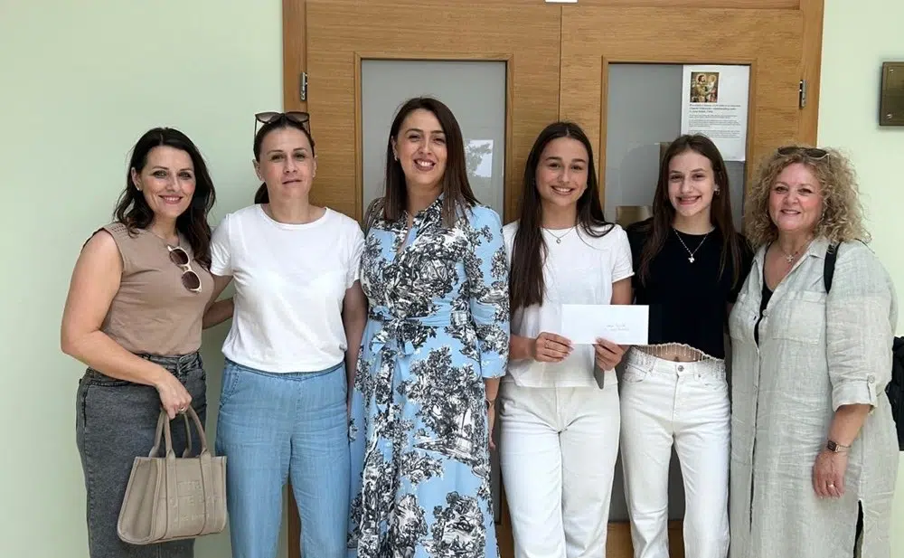 Učenici OŠ fra Didaka Buntića donirali novac od završnog ispita Udruzi Susret.