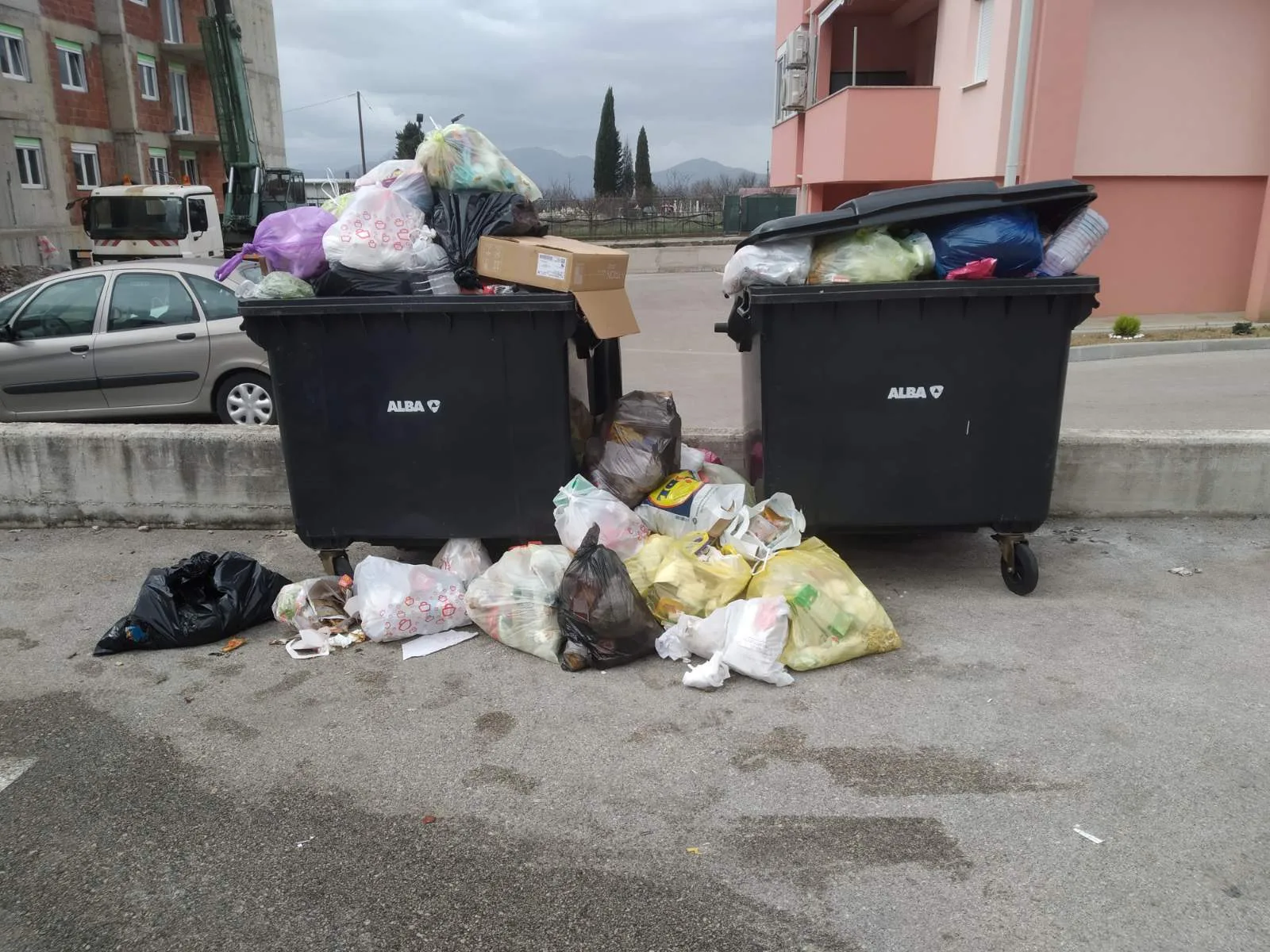 Prestanite bacati otpad na privatno vlasništvo u ulici Petra Barbarića 24 u Ljubuškom!