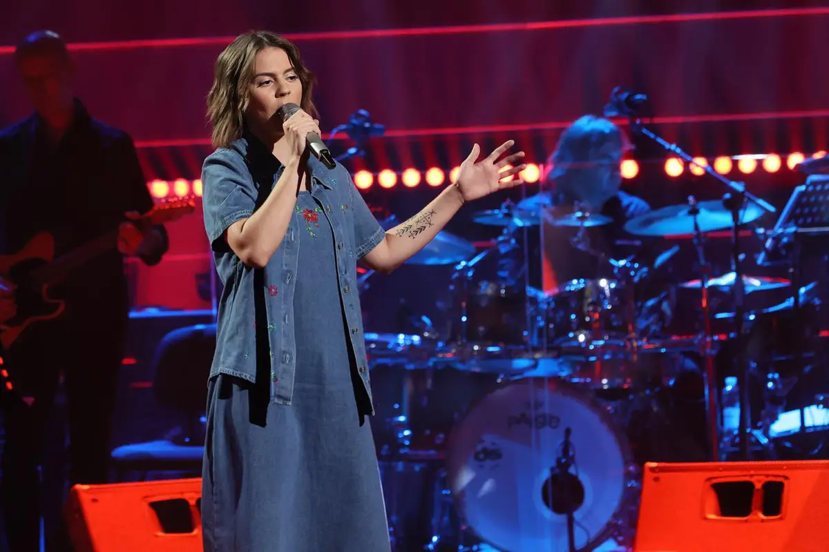 Ana Širić, finalistica Voicea uz mentora Damira Urbana, objavljuje svoju prvu pjesmu “Kažu svi da izmišljam”