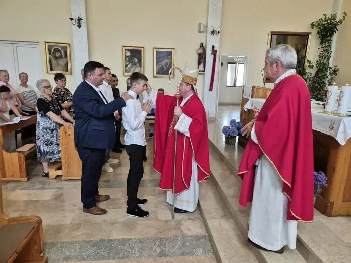 Biskup Palić udijelio sakrament potvrde u župi Hutovo 1719148450 Biskup Palic Udijelio Sakrament Potvrde U Zupi Hutovo