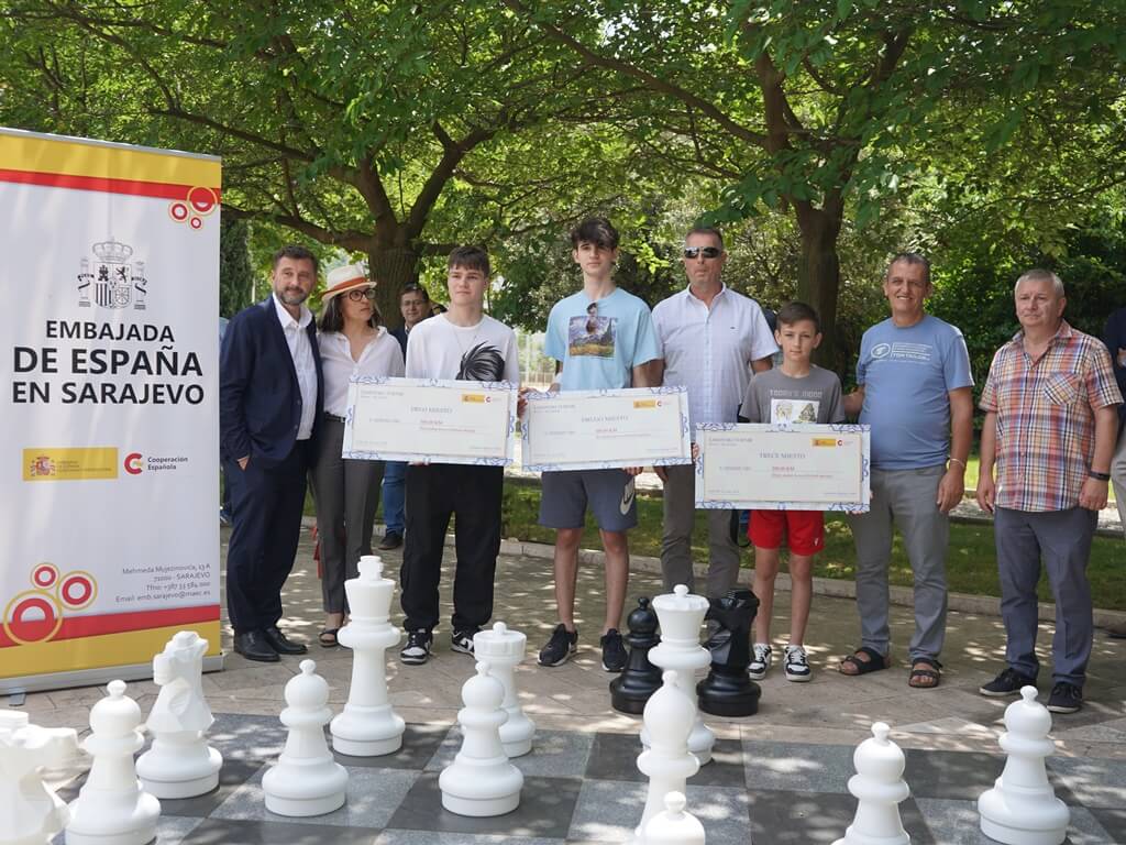 Donacija šahovskih figura Veleposlanstva Španjolske Mostaru za igru na otvorenom