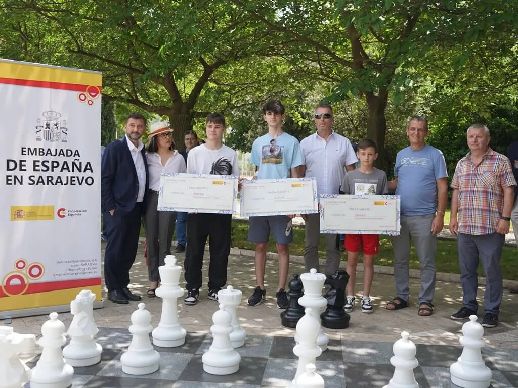 Donacija šahovskih figura Veleposlanstva Španjolske Mostaru za igru na otvorenom