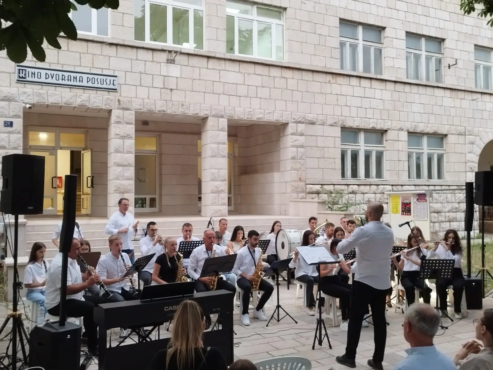 [FOTO] Večer popularne muzike održana u ugodnom ambijentu Posuškog ljeta