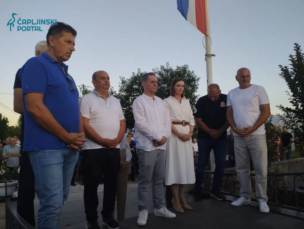 FOTOGRAFIJE | Lipanjske zore u Čeljevu: Vijenci položeni i svijeće zapaljene za branitelje