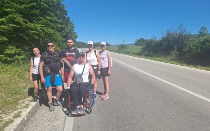 Jozo Klišanin u kolicima sa prijateljima iz Podhuma kod Livna, Jozo Klisanin U Kolicima Sa Prijateljima Iz Podhuma Kod Livna