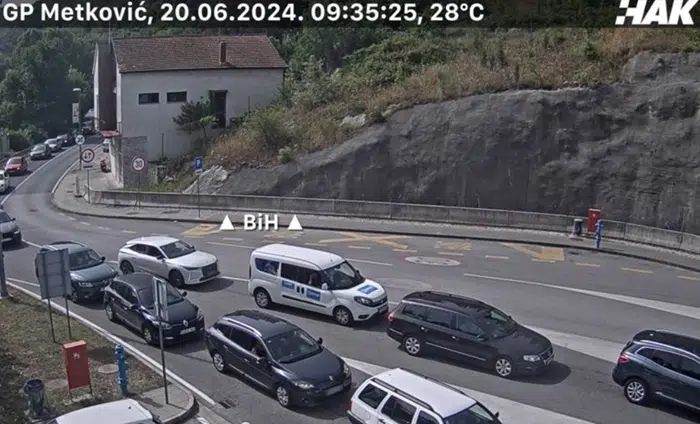 Počele gužve na graničnim prijelazima: Vozila čekaju i do 30 minuta