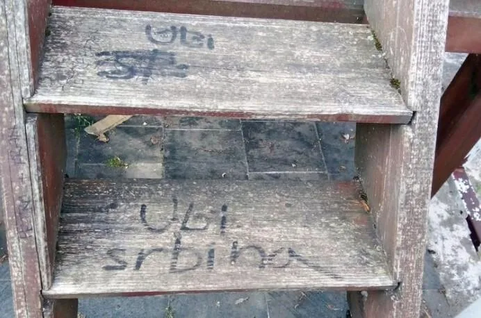 Policija reagovala na pojavu kukastog krsta i poruke ‘Ubi Srbina’ na dječijem igralištu u Livnu