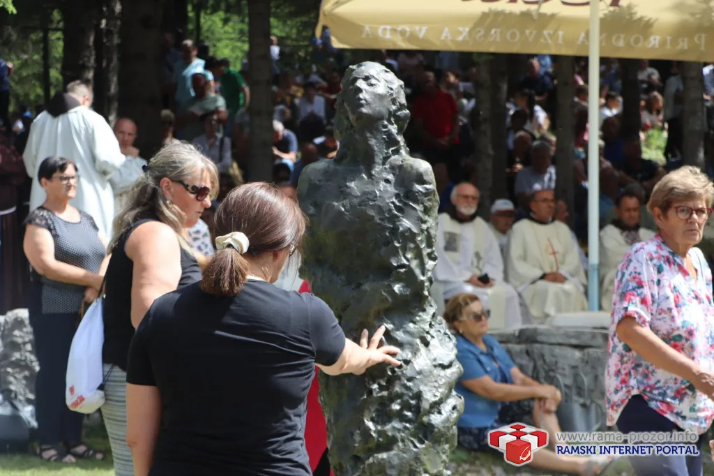 Tisuće vjernika proslavilo “Dan Božji” na Kedžari (foto/video)