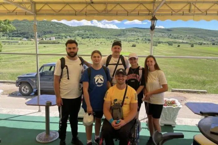 VIDEO / Mladiću u kolicima s prijateljima hodočastili iz Livna Video Mladicu U Kolicima S Prijateljima Hodocastili Iz Livna