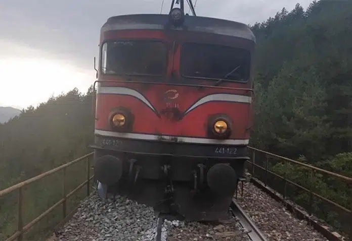 VIDEO | Vlak iskočio iz tračnica na putu prema Čapljini Video Vlak Iskocio Iz Tracnica Na Putu Prema Capljini