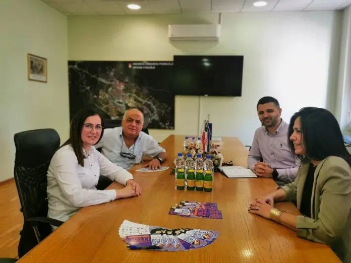 Zahvala Udruženju humanitarne organizacije Zahvala Udruzenju Humanitarne Organizacije Kap Ljubavi Opcini Posusje I Nacelniku